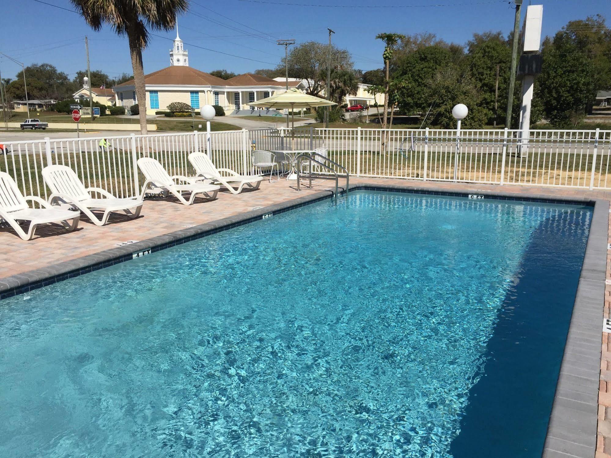 Economy Suites Cypress Gardens Екстер'єр фото